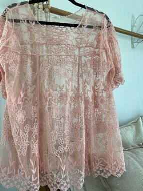 En Creme Coral  Lace  Top